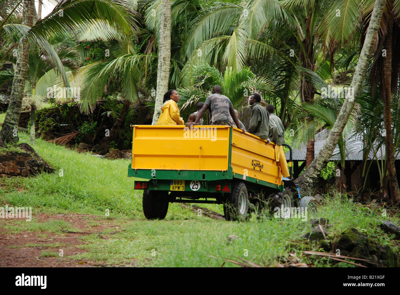 La popolazione nera in un camion con rimorchio stanno andando a cancellare in Devil Isola Ile Royale Iles du salut Guiana francese Foto Stock