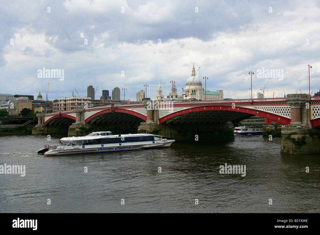 Blackfriars Road e il ponte pedonale, il fiume Tamigi, Southwark, Londra Foto Stock