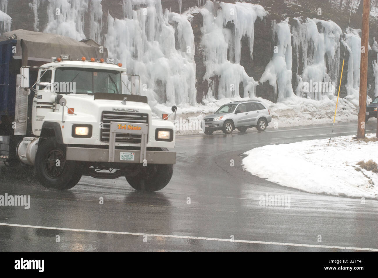 Il ghiaccio e la nebbia rende il tornante su Massachusetts Mohawk Trail guida pericolosa Foto Stock
