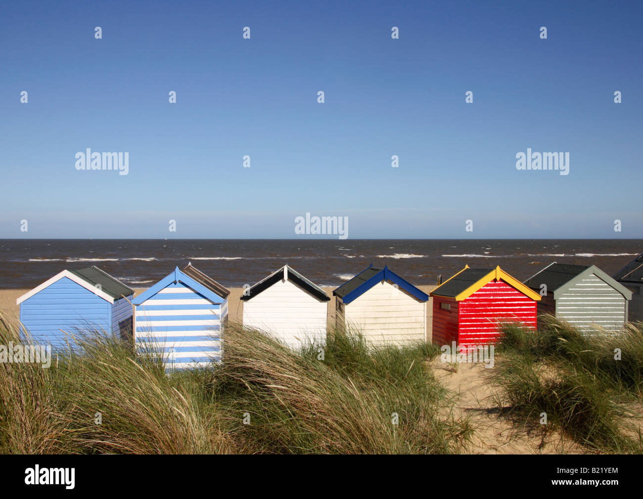 Dipinto luminosamente spiaggia di capanne di Southwold. Foto Stock