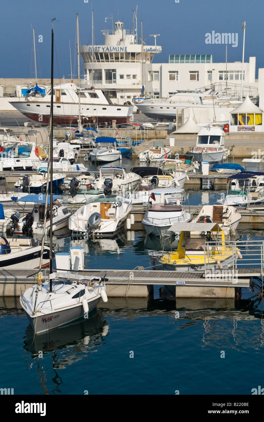 Elevazione verticale vista sul vivace porto di Yasmine Hammamet con yacht di lusso e le barche di velocità Ormeggiato accanto al porto Foto Stock