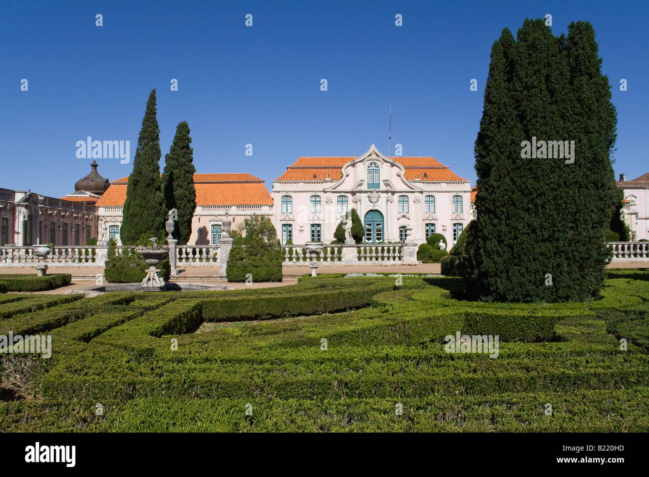 Giardini di Nettuno (barocco) e una delle facciate del Queluz Royal Palace (Portogallo). Foto Stock