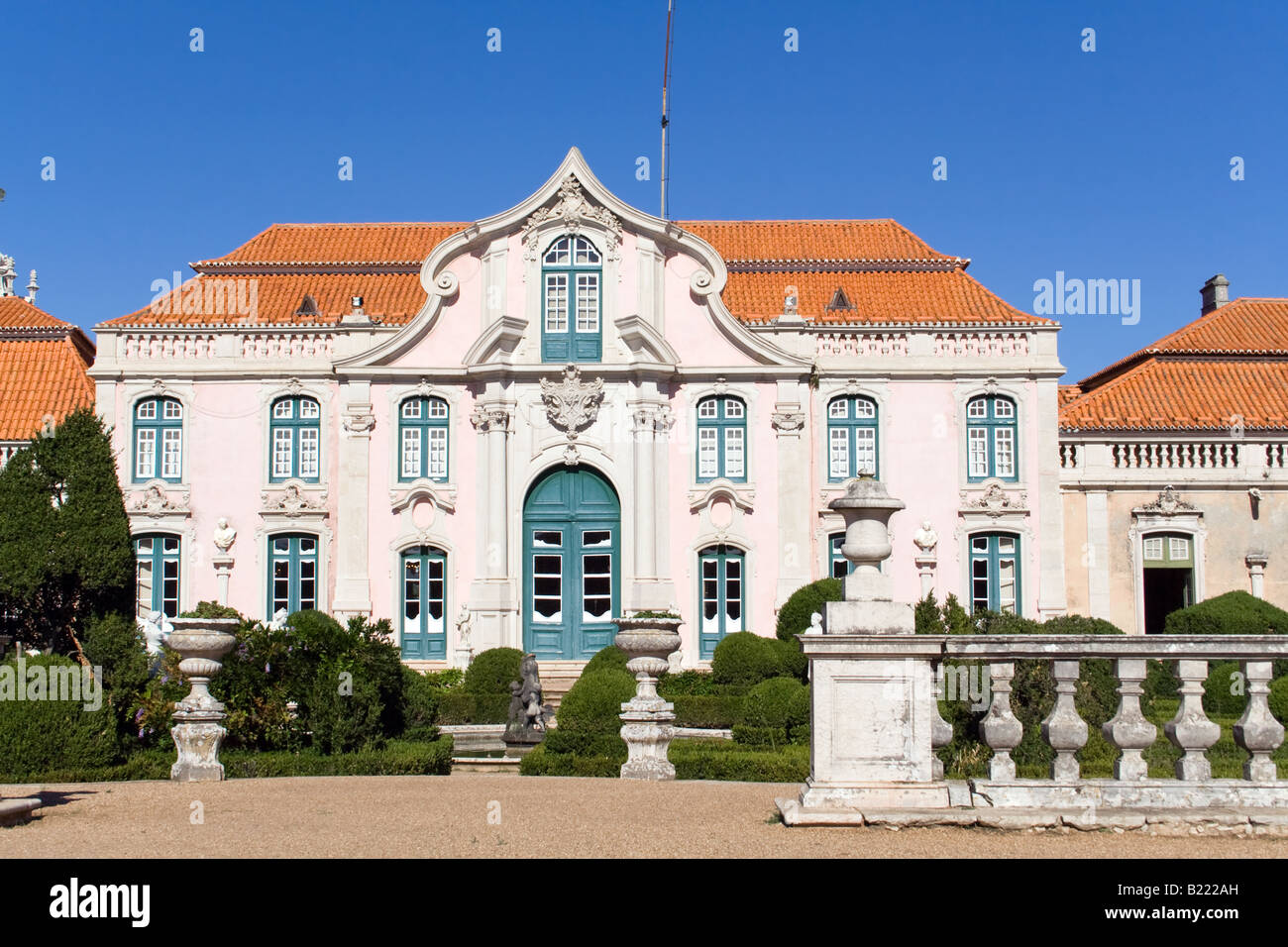 Giardini di Nettuno (barocco) e una delle facciate del Queluz Royal Palace (Portogallo). Foto Stock