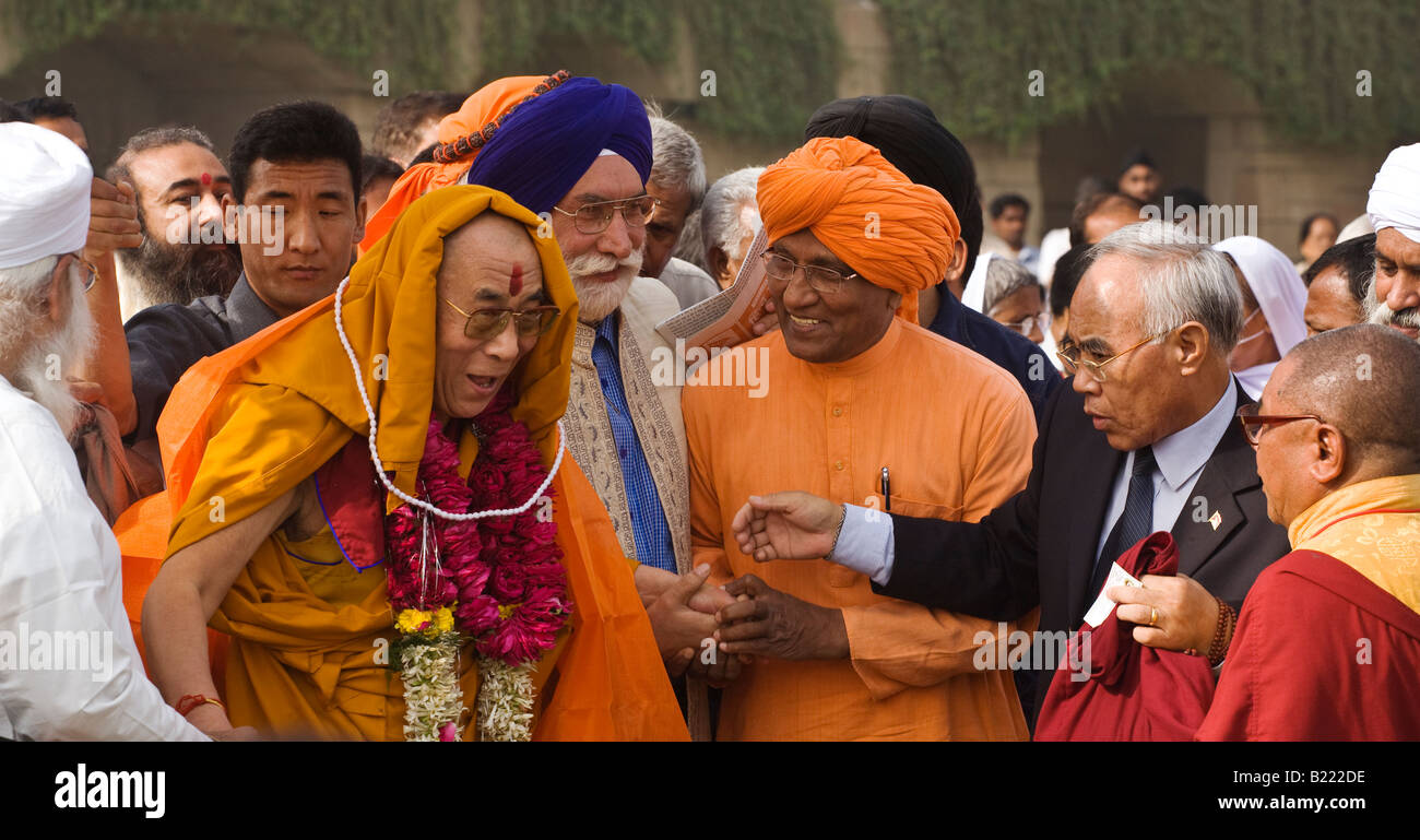 I leader religiosi partecipano in una PREGHIERA PER LA PACE NEL MONDO al Raj Ghat Ghandis fiamma eterna in aprile di 2008 NEW DELHI INDIA Foto Stock