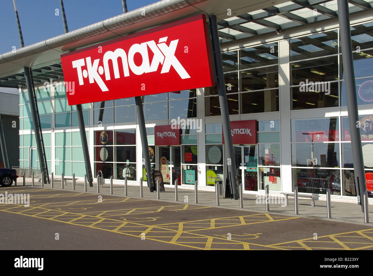 TK Maxx negozio al dettaglio di fronte e logo del marchio con posti auto per disabili in un parco commerciale nel West Thurrock Essex Inghilterra UK Foto Stock