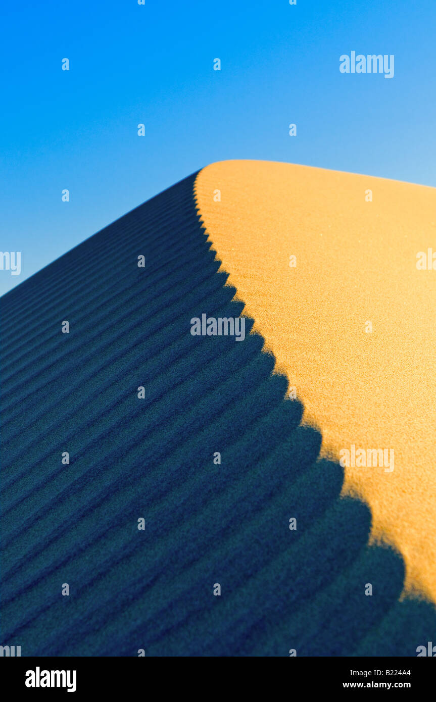 Dune di sabbia oltre il cielo blu Foto Stock