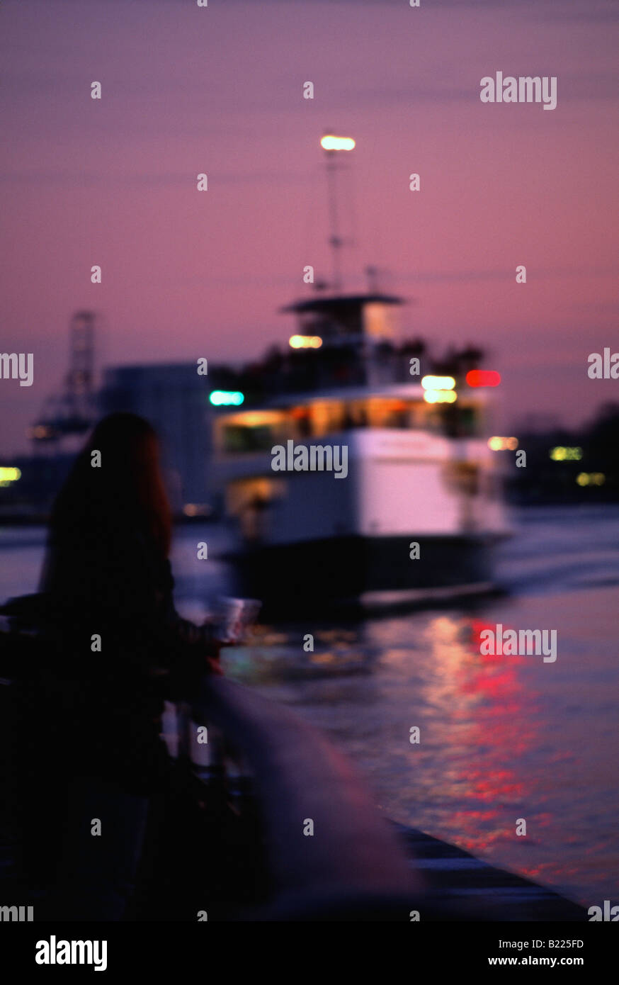 Barca si avvicina Battery Park di New York di slittamento Foto Stock