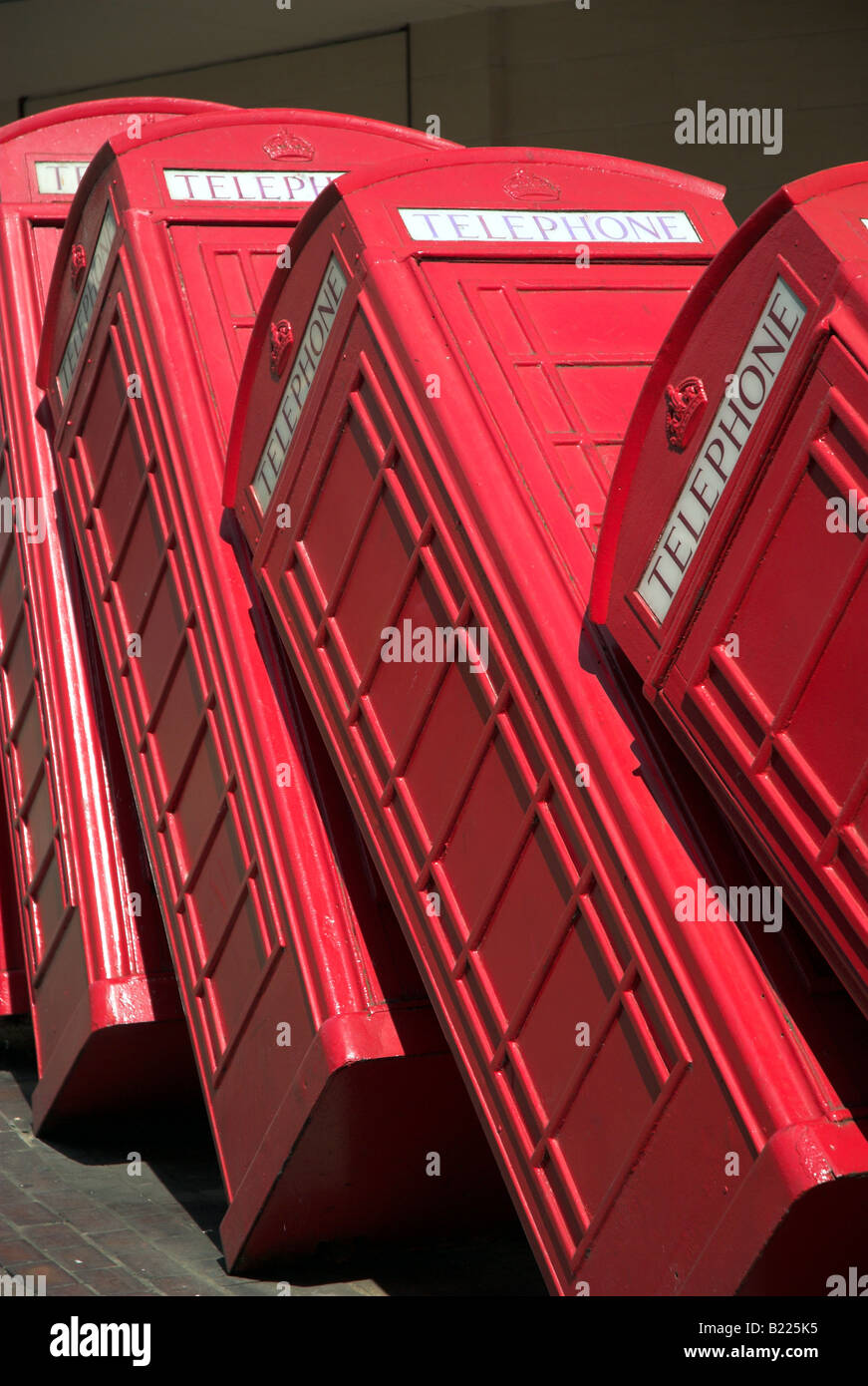 Fuori ordine cabine telefoniche rosse scultura, Kingston-Upon-Thames, London, Regno Unito Foto Stock