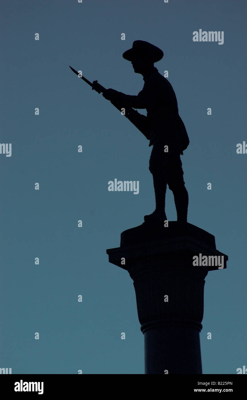 Una silhouette di un memoriale di guerra in Burra situato in Sud Australia, della metà del Nord Foto Stock