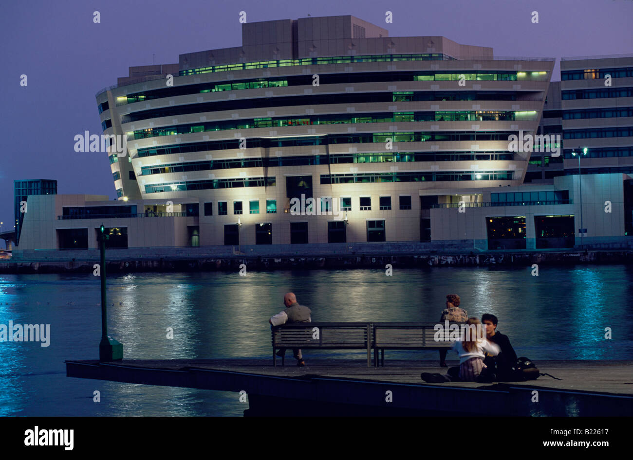 Il World Trade Center a Rambla del Mar di notte Barcellona Catalonia Spagna Foto Stock