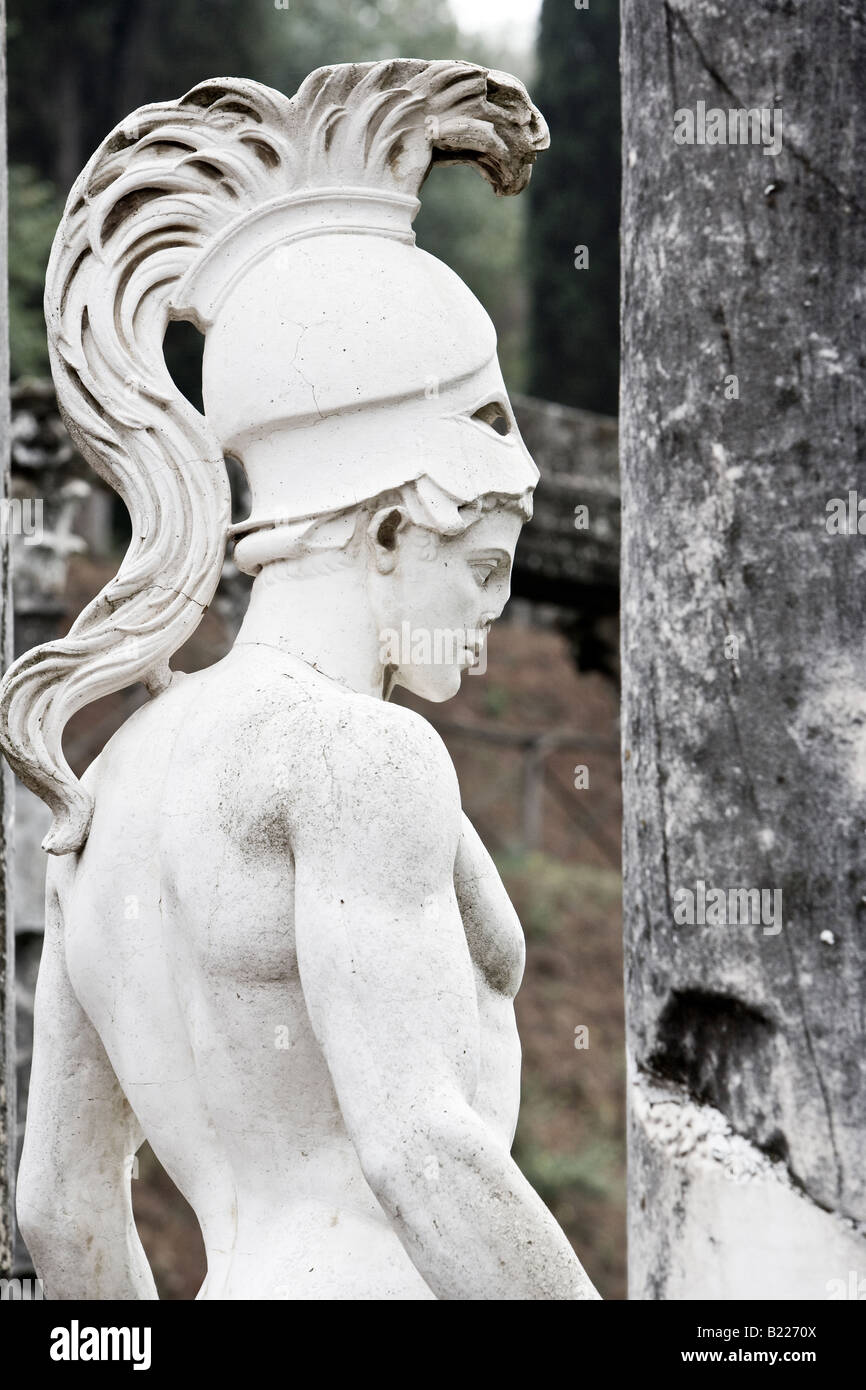 Statua che circondano una piscina ornamentali Canopus Hadrian s Villa Lazio Italia Foto Stock