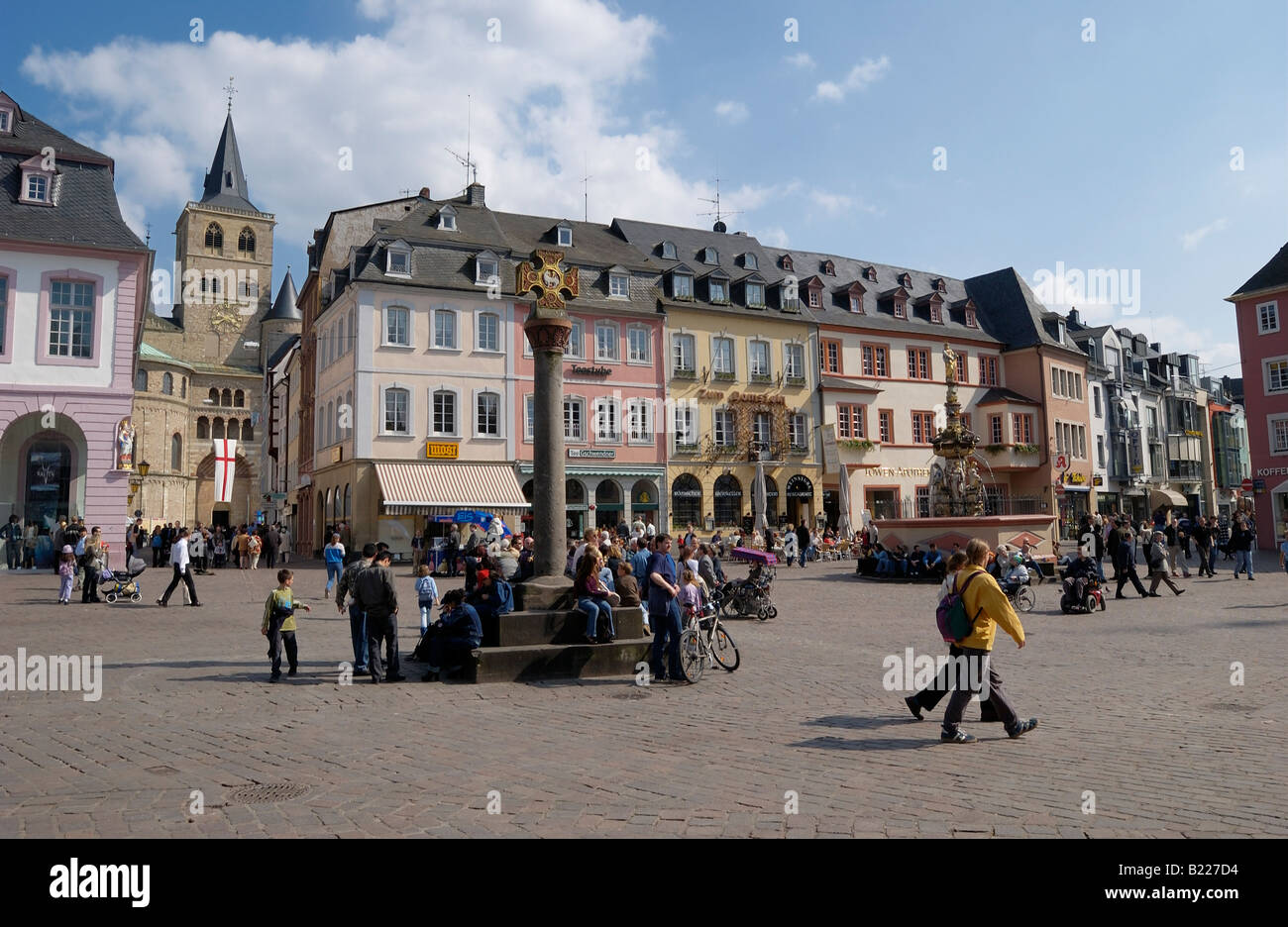 Marketplace e croce di mercato nella città vecchia di Trier, Germania, Europa Foto Stock