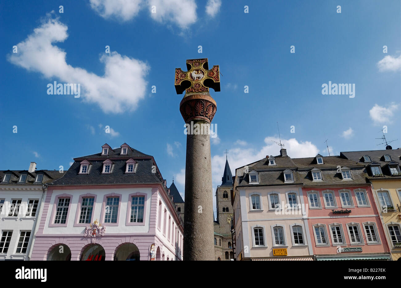 Marketplace e croce di mercato nella città vecchia di Trier, Germania, Europa Foto Stock