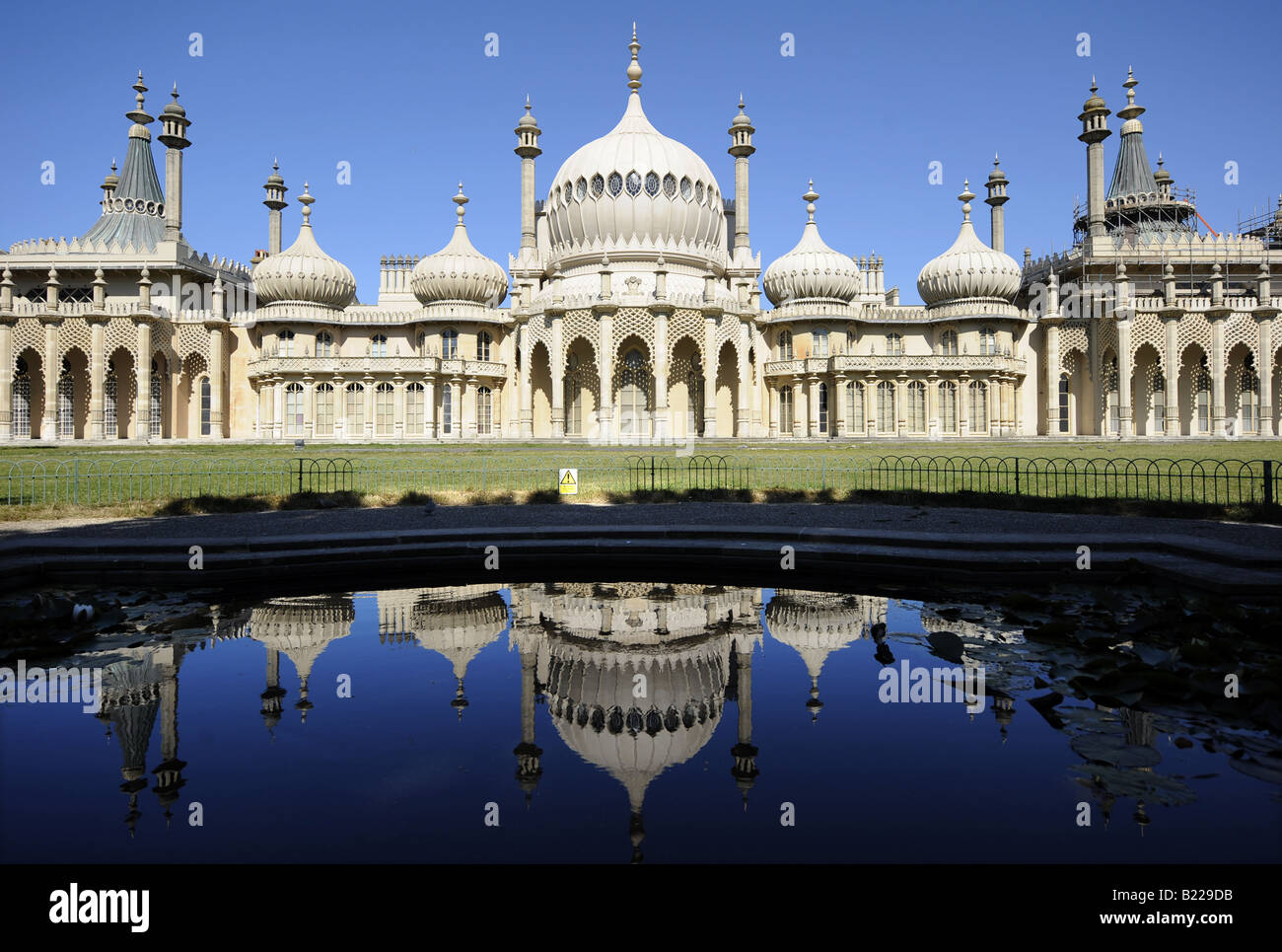 Il Royal Pavilion Brighton riflesso in uno degli stagni nei giardini Foto Stock