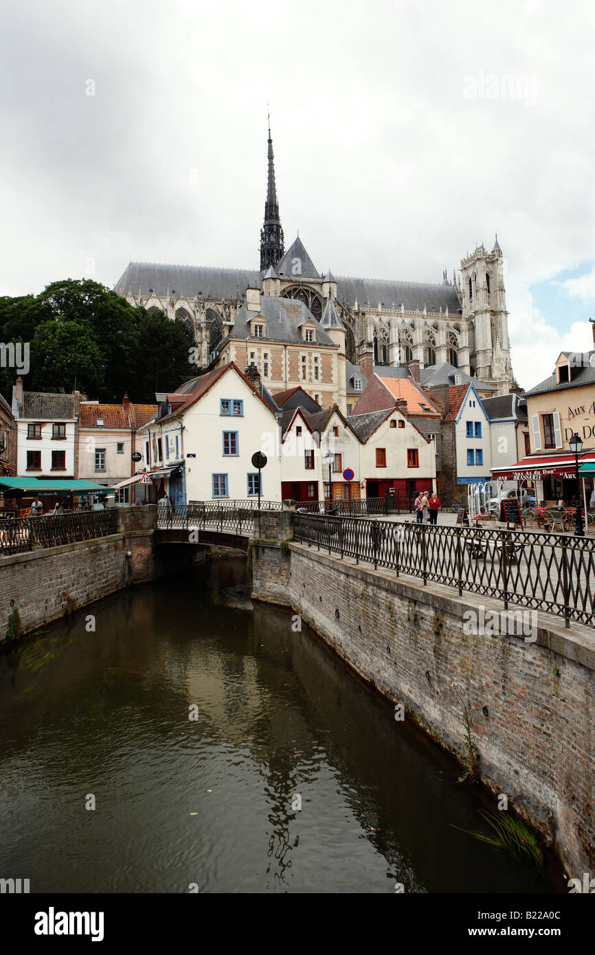 Canal vecchie case e la cattedrale di Notre-dame visto dal Quartier Saint Leu, Amiens, Piccardia, nel nord della Francia Foto Stock
