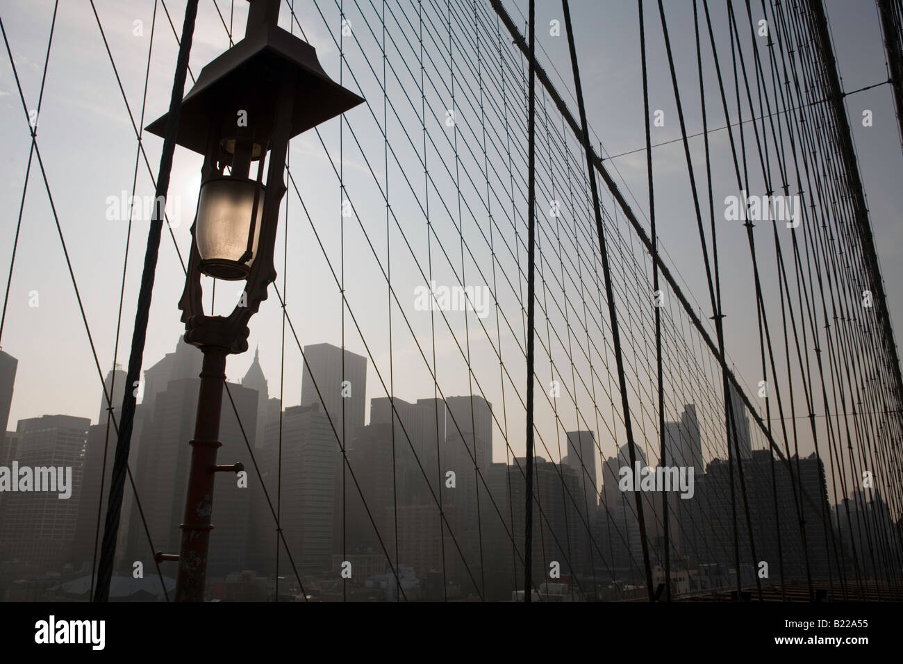 La parte inferiore di Manhattan attraverso il Ponte di Brooklyn archway NYC Foto Stock