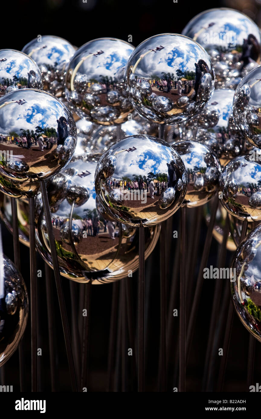 Chrome sfere giardino scultura. Regno Unito Foto Stock