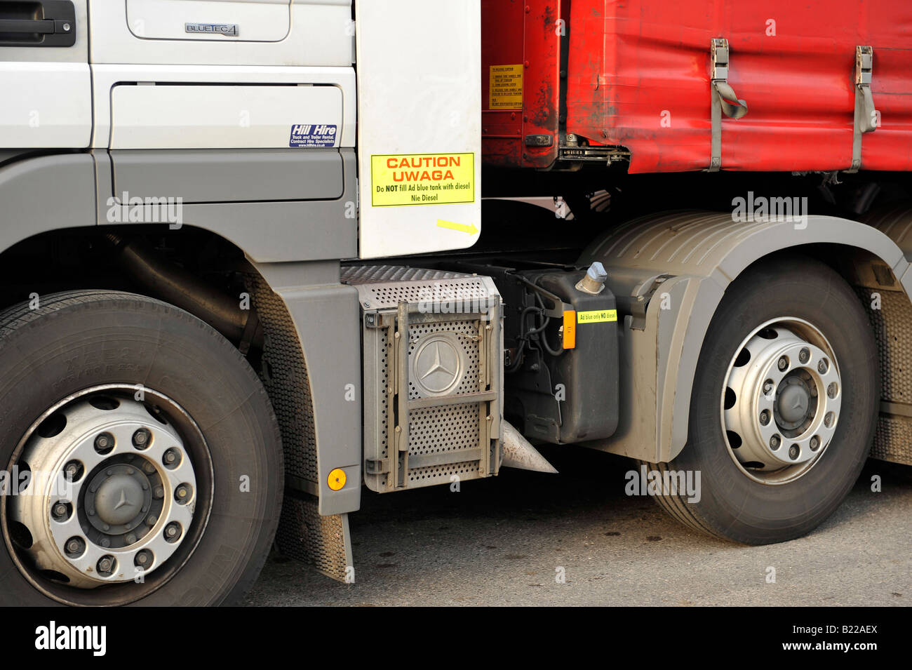 Assale tre Mercedes Actros unità a trattore e curtainsided tautliner trailer Fowler Welch Ambient Foto Stock