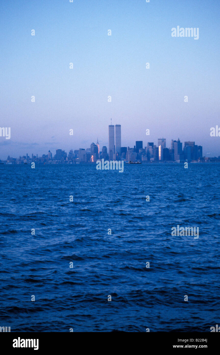 La parte inferiore di Manhattan dal porto Foto Stock