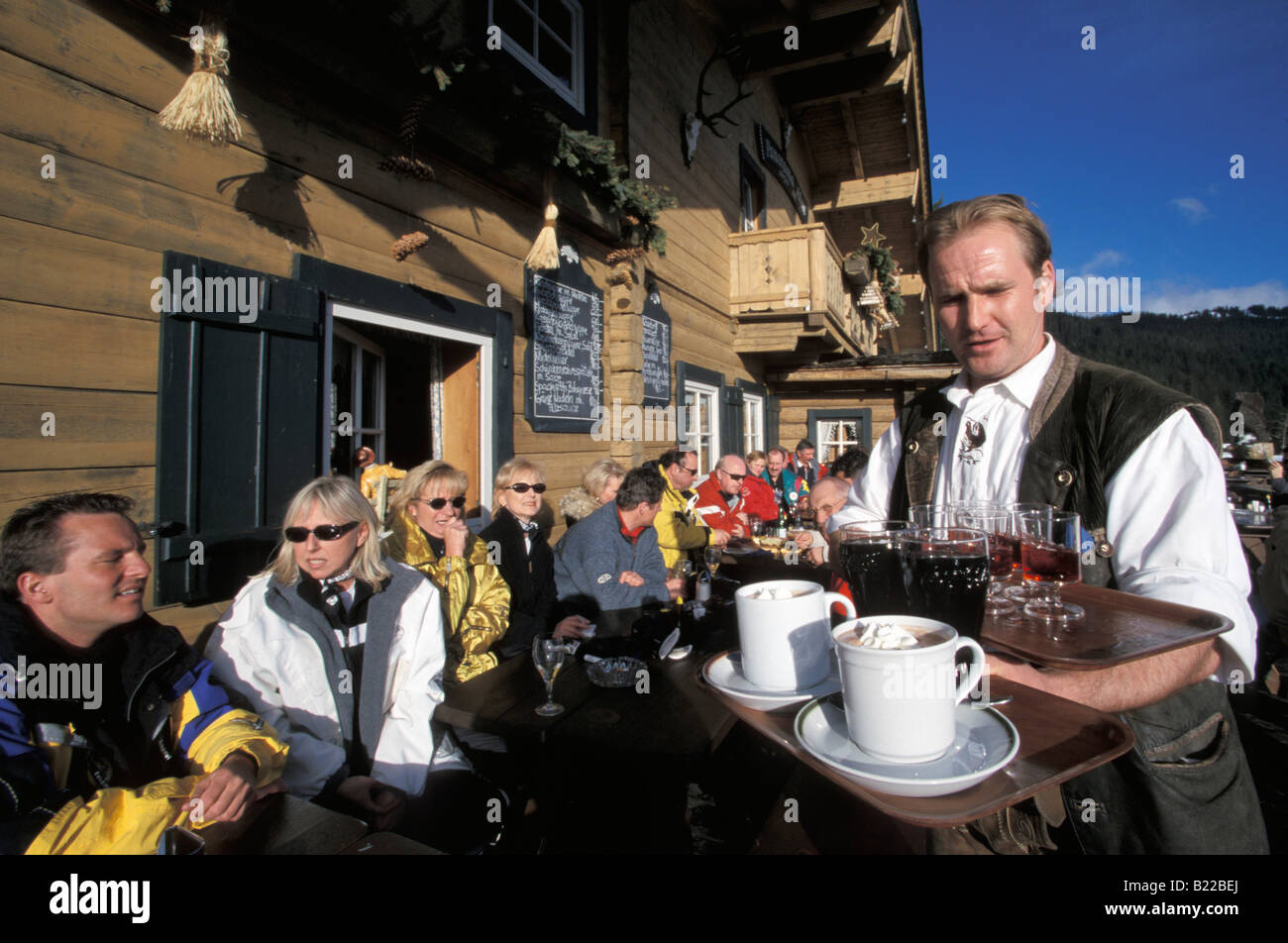 Cameriere che serve bevande Panorama Alm Saalbach Hinterglemm Salzburg membro Austria Foto Stock