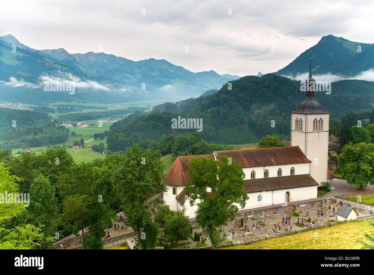 Questa è una vista superiore della chiesa di Gruyères nel Cantone di Friburgo in Svizzera Foto Stock
