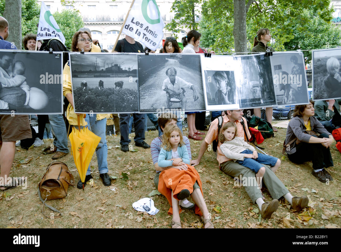 Parigi FRANCIA, dimostrazione di 'energia nucleare' da parte di diverse ONG ambientali Famiglia francese , bambini seduti vicino alla mostra fotografica di protesta francese, Foto Stock