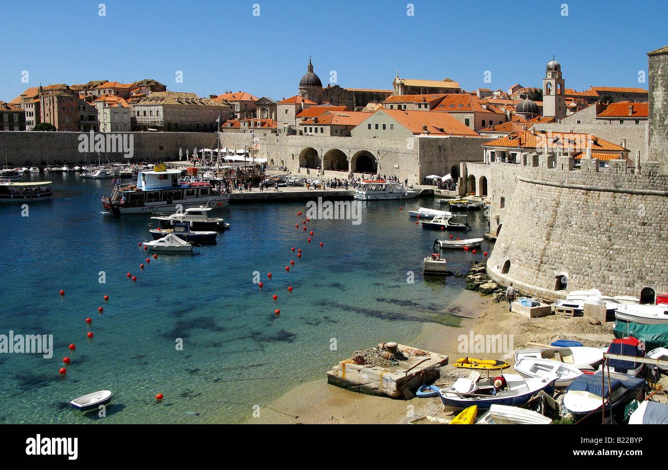 Dubrovnik la città vecchia e il porto e la spiaggia, Croazia, Balcani Foto Stock