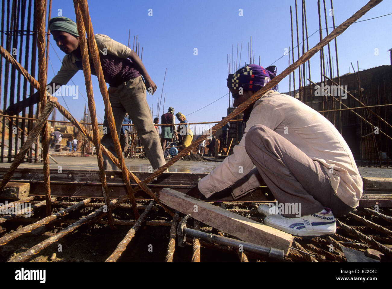 I braccianti indiani il lavoro in un cantiere edile a Nuova Delhi, India Foto Stock