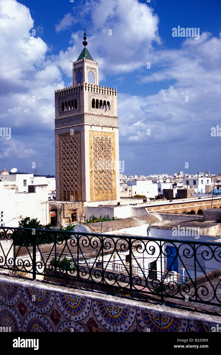 Il minareto di Ez Moschea Zitouna Città Vecchia Medina Tunisi Tunisia Foto Stock