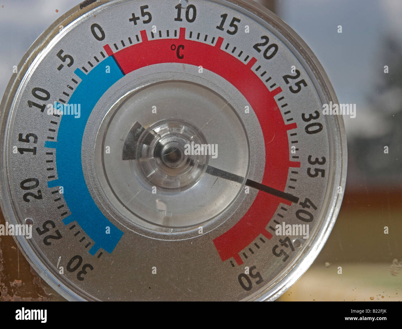 Termometro che mostra una elevata temperatura molto calda estate il cambiamento climatico calore pericolose Foto Stock