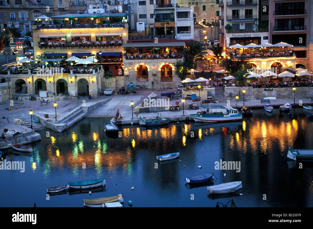 I ristoranti e il porto di notte Spinola Bay St Julian s Malta Foto Stock