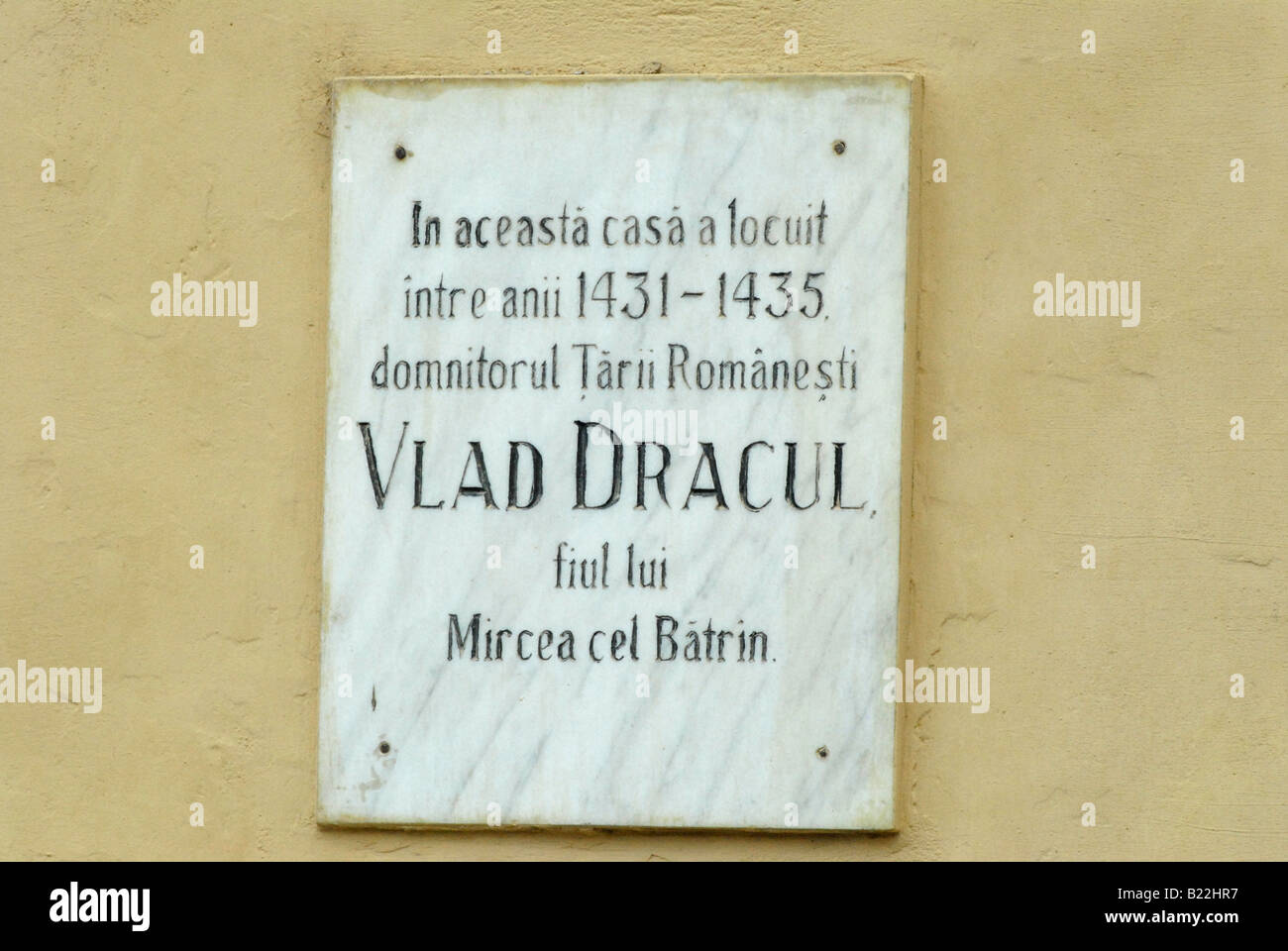 Tavoletta commemorativa presso il luogo di nascita di Vlad Dracul. Foto Stock