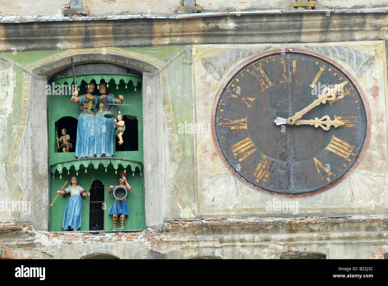 Orologio con figure mobili in una torre dell orologio in una città rumena. Foto Stock