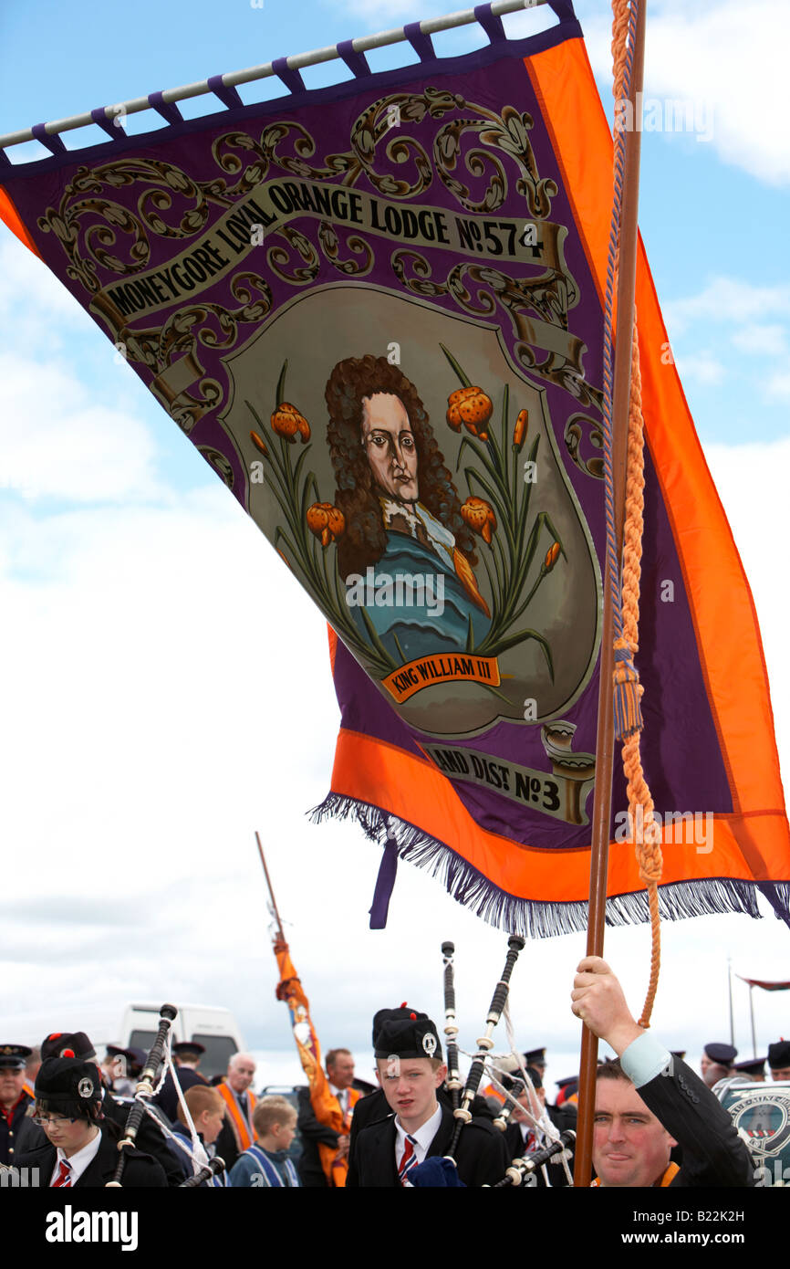 Loyal orange lodge banner battenti durante il XII Luglio Orangefest celebrazioni in Dromara contea di Down Irlanda del Nord Foto Stock