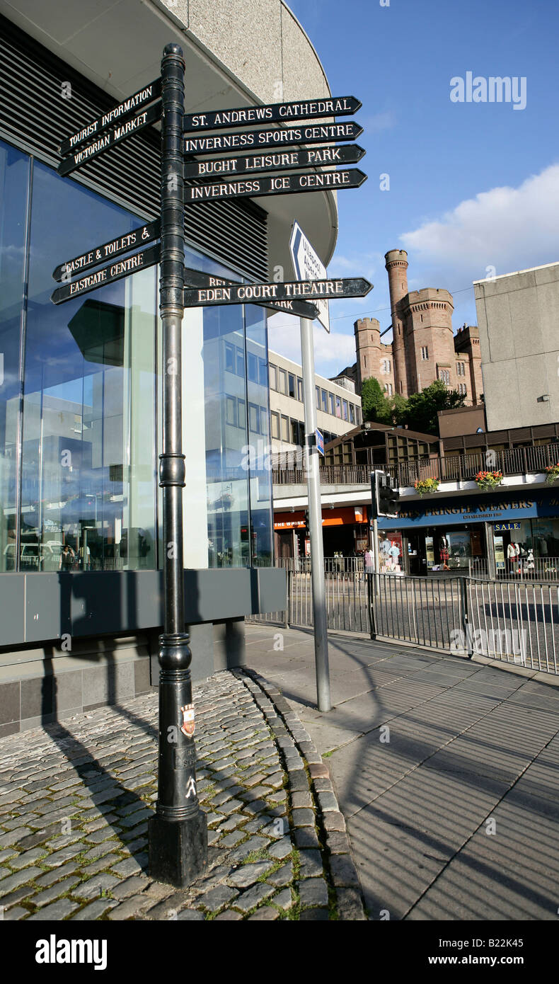 Città di Inverness, Scotland. Direzione segno posto all'angolo di Bank Street e Bridge Street con Inverness Castle. Foto Stock