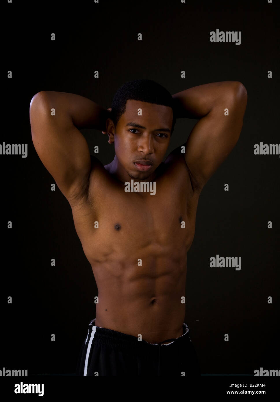 African American body builder con gomiti fino Foto Stock