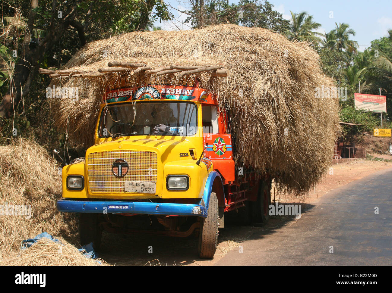 Coperti di paglia Tata carrello sul ciglio della strada vicino a Mahe Kerala India Foto Stock