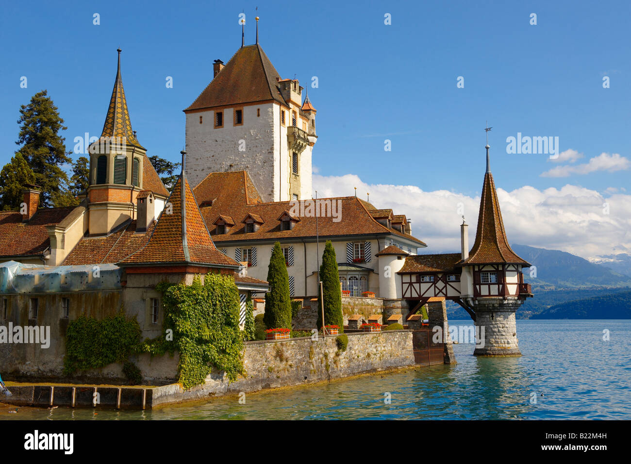 Il castello di Oberhoffen sul Lago di Thun Oberland Bernese svizzera Foto Stock