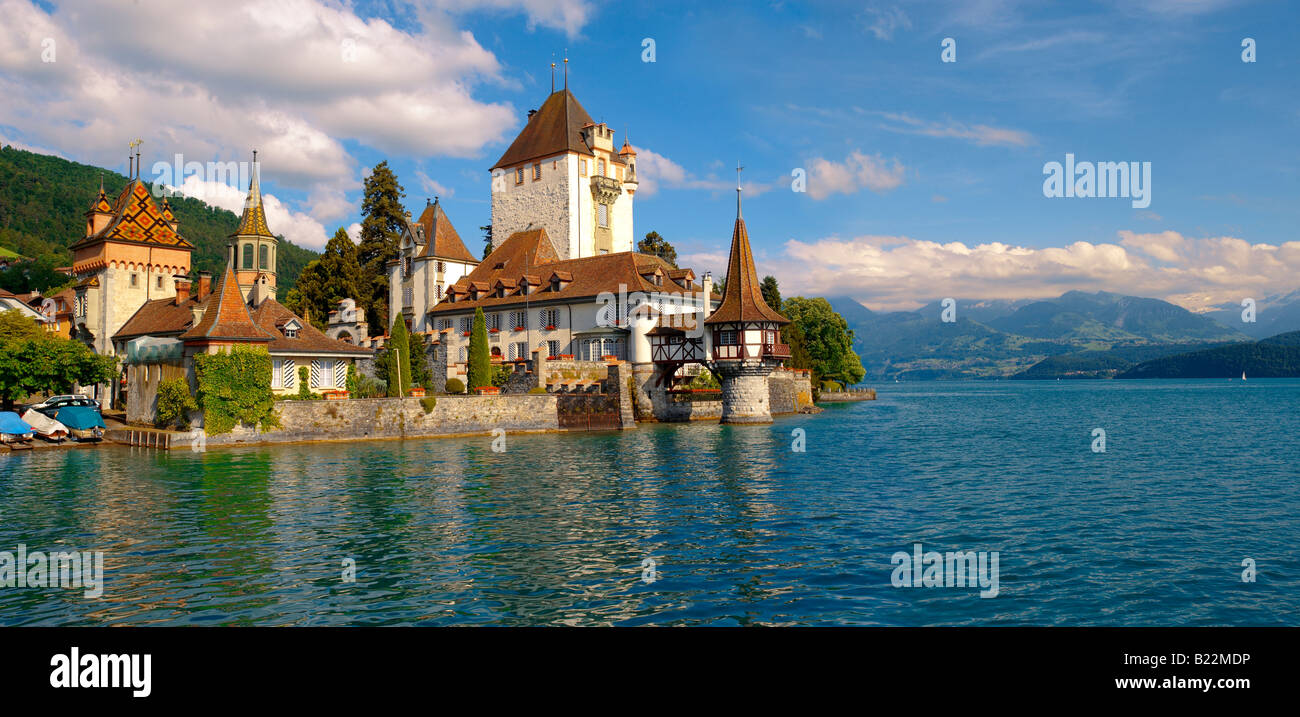 Il castello di Oberhoffen sul Lago di Thun Oberland Bernese svizzera Foto Stock