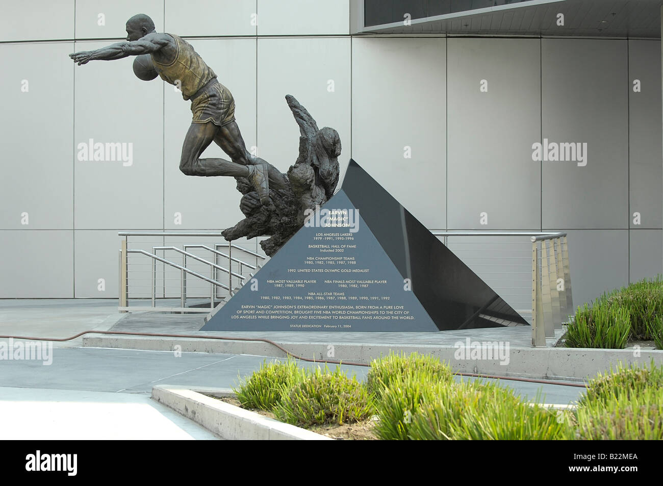 Magic Johnson dei Lakers statua al di fuori della Staples Center Foto Stock