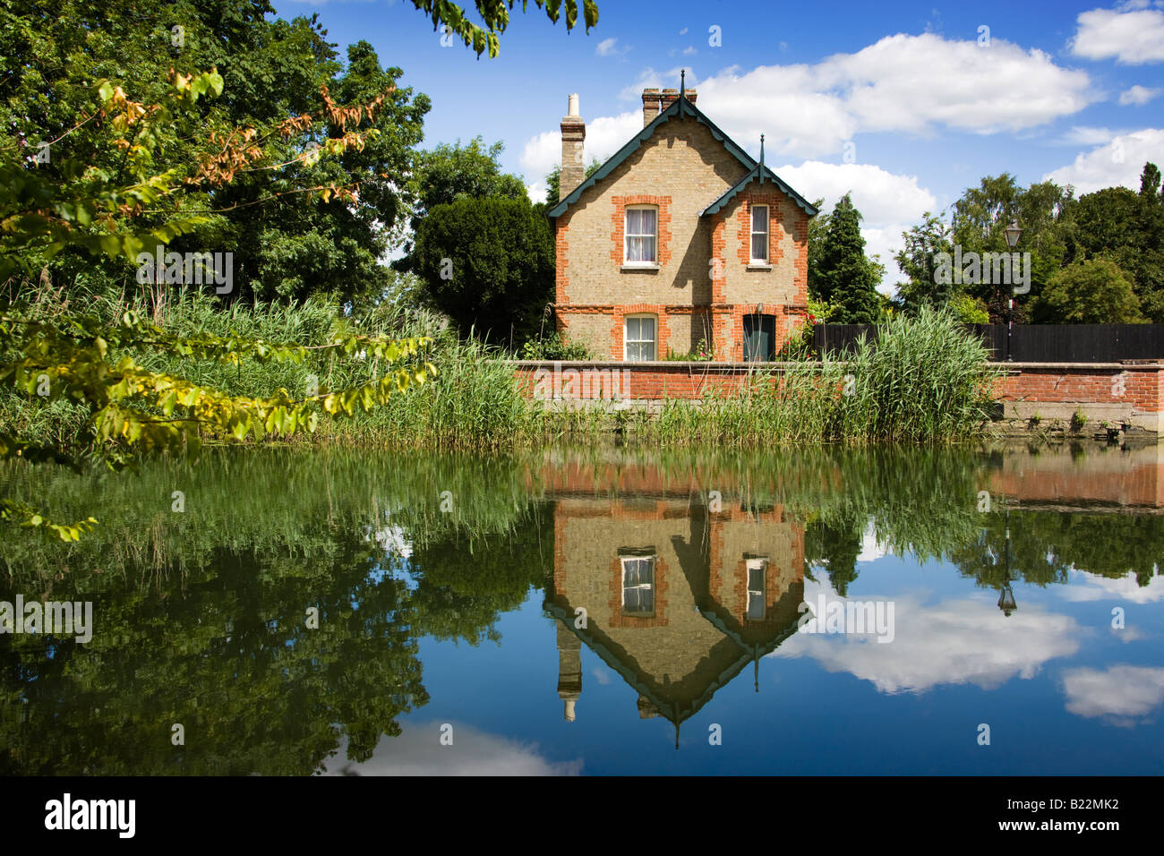 Inglese in mattoni rossi Cottage accanto al fiume Ouse e idilliaco con viste sul fiume, Houghton Cambridgeshire England Regno Unito Foto Stock