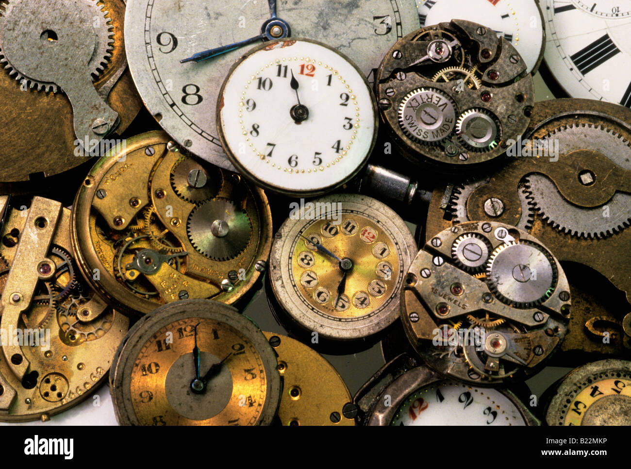 Visi, ingranaggi e parti dell'orologio da tasca d'epoca. Pila di pezzi  antichi pronti per la riparazione dell'orologio Foto stock - Alamy