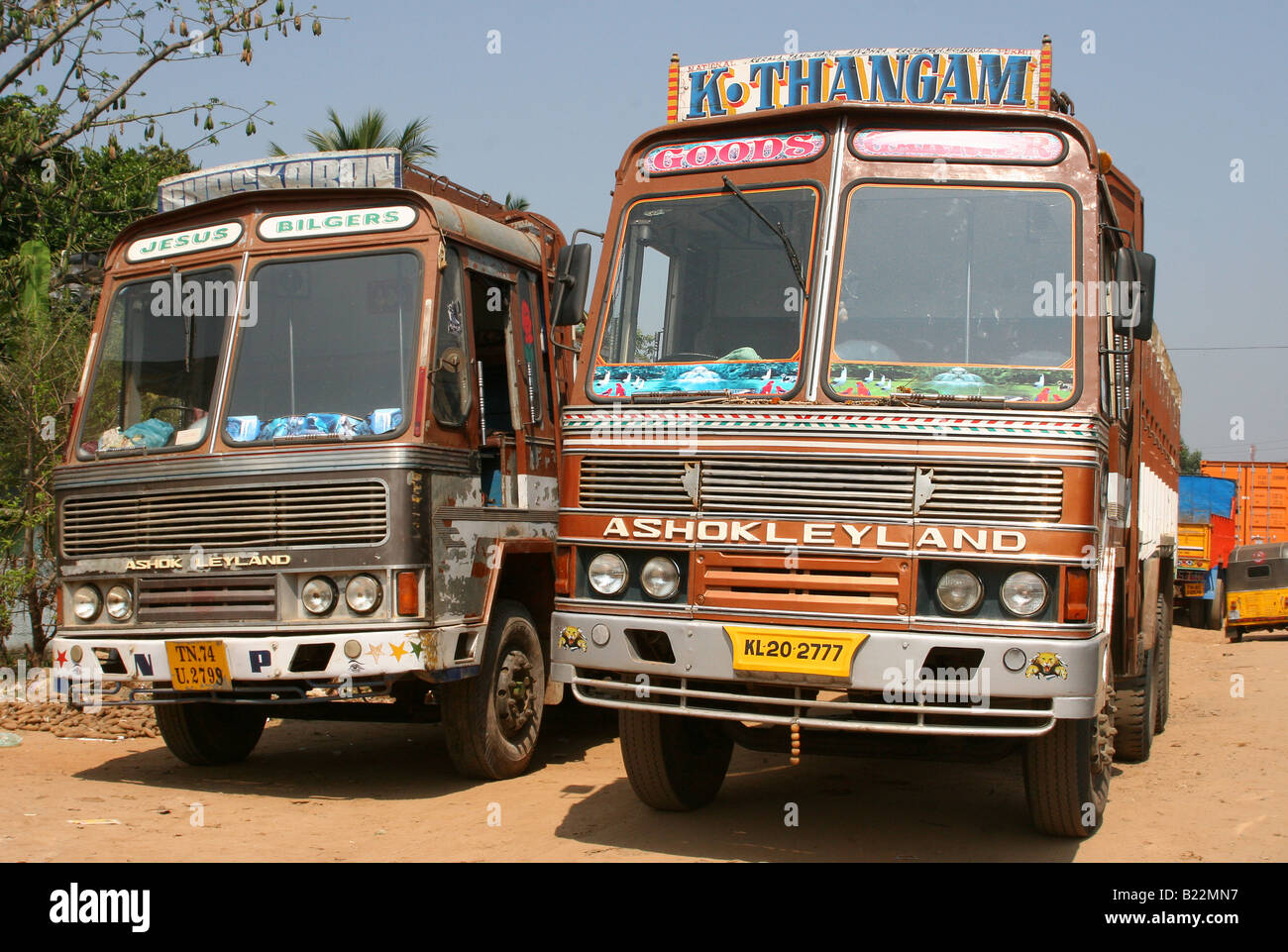 Ashok Leyland Trucks sul ciglio della strada vicino a Kasaragod Kerala India Foto Stock