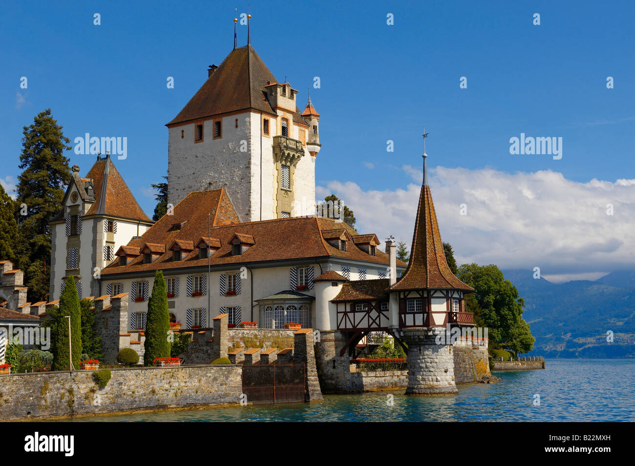 Il castello di Oberhoffen sul Lago di Thun Oberland Bernese svizzera Foto Stock