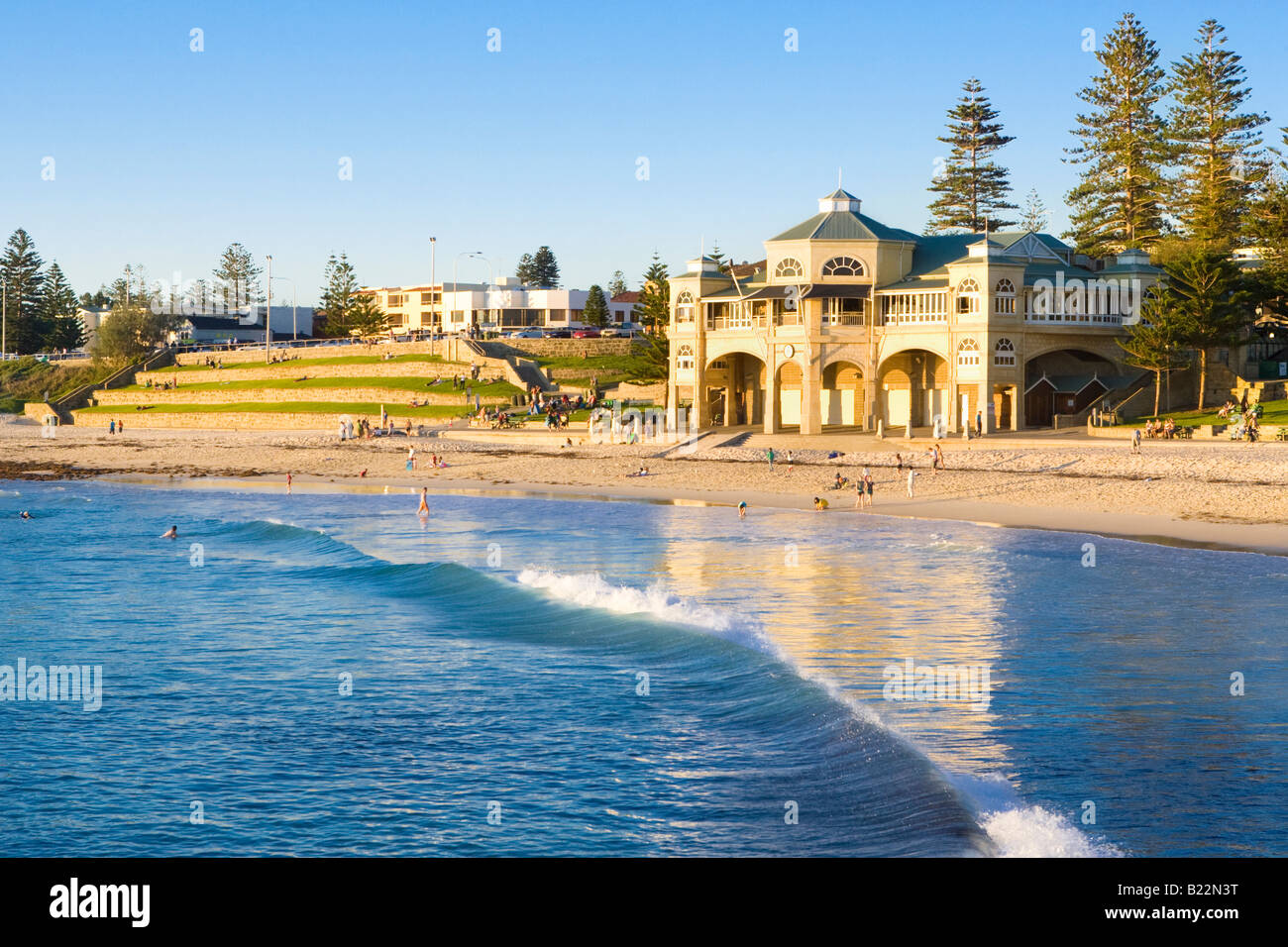 Un'onda rompe sulla Cottesloe Beach a Perth, Western Australia Foto Stock