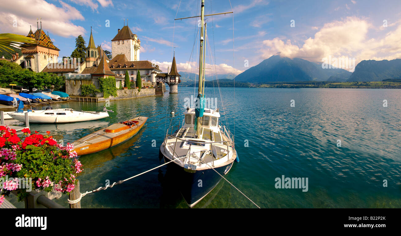 Barche a vela di fronte al castello di Oberhoffen sul Lago di Thun Oberland Bernese svizzera Foto Stock