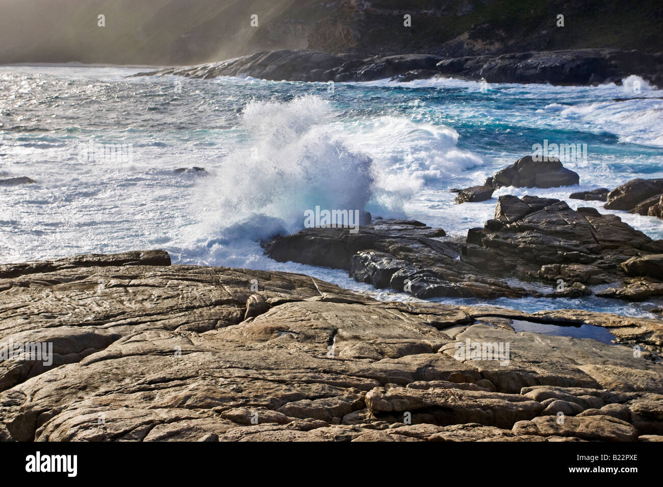 Mare mosso che si schiantano contro la costa di granito a Torndirrup National Park. Accanto al ponte naturale. Albany, Australia occidentale Foto Stock