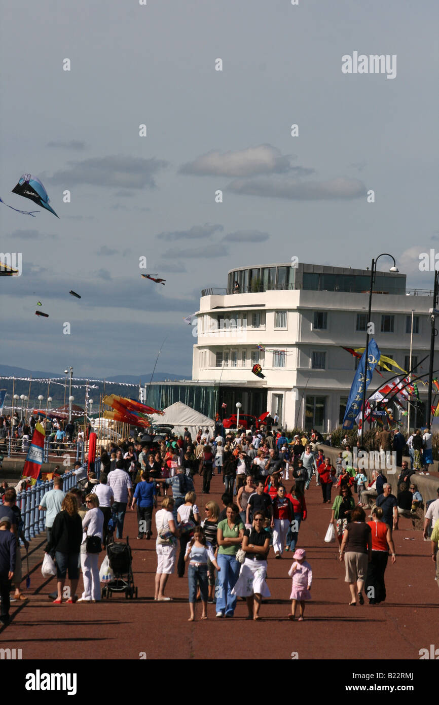 Morecambe Promenade e Midland Hotel durante la cattura il vento il Kite Festival Foto Stock