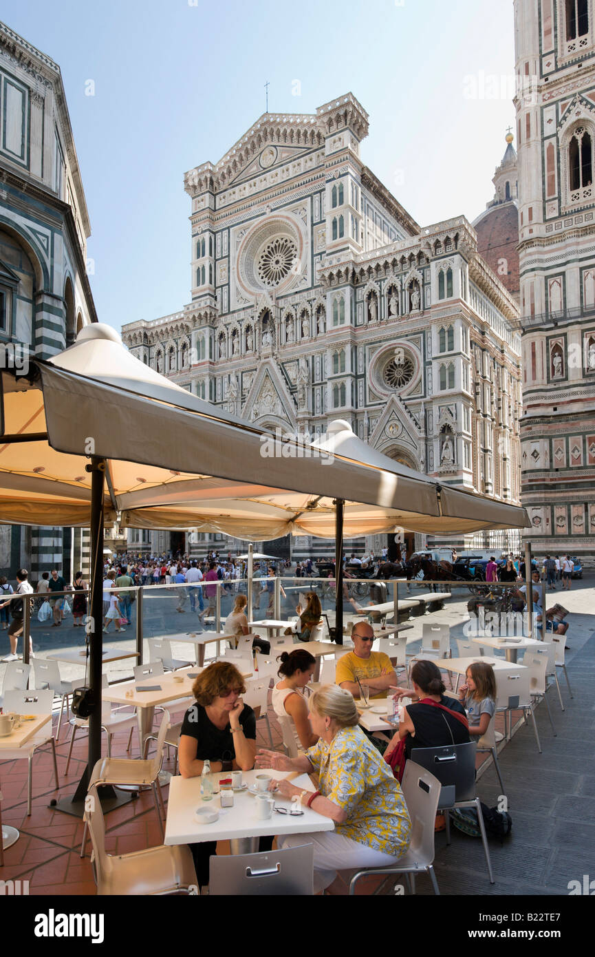 Cafè sul marciapiede in Piazza San Giovanni con la Basilica di Santa Maria del Fiore (il Duomo), Firenze, Toscana, Italia Foto Stock