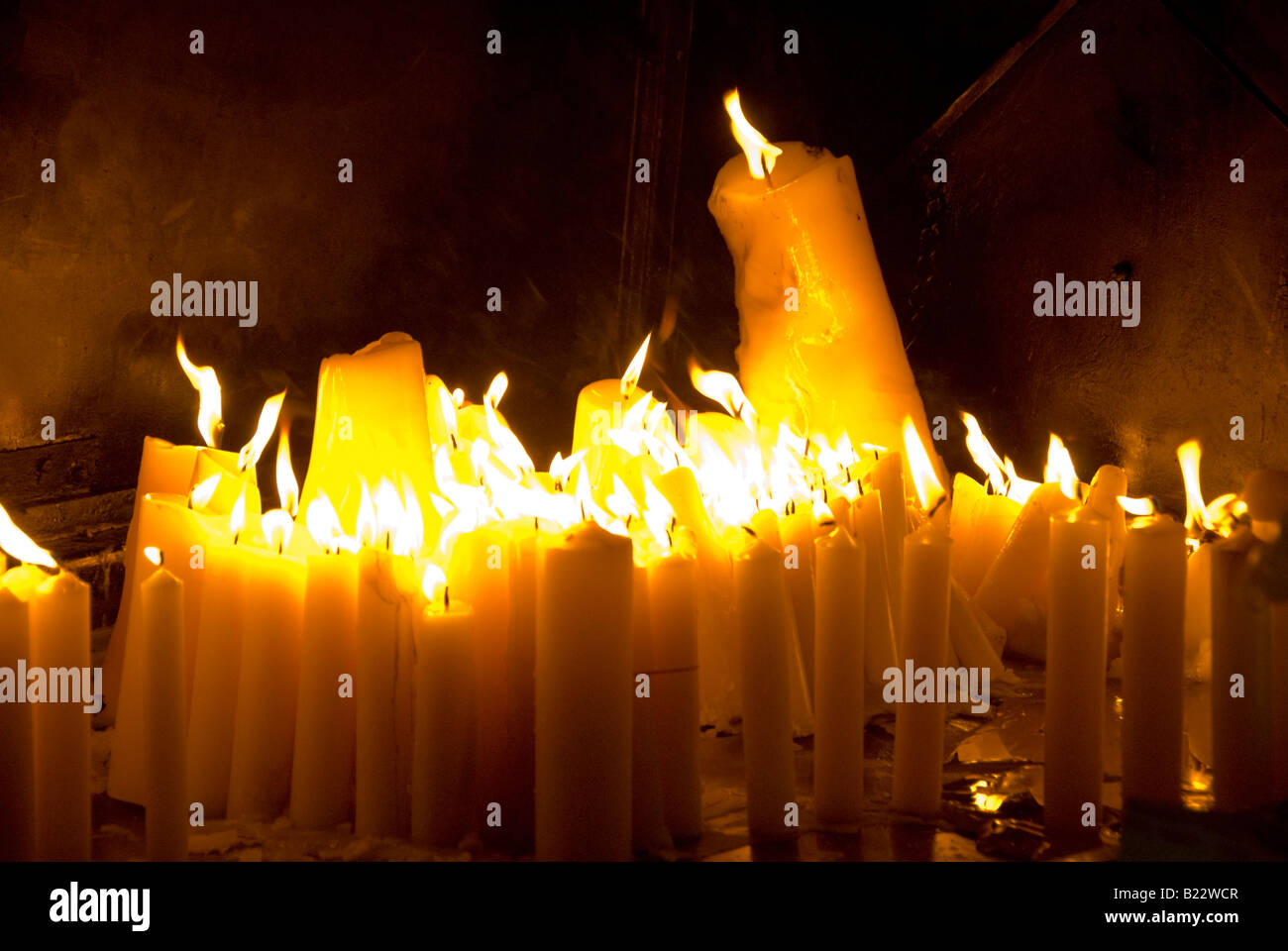 Candele al Santuario nella porta di pietra Zagreb Foto Stock